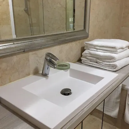Suites Elysees Montaigne Апартаменты *